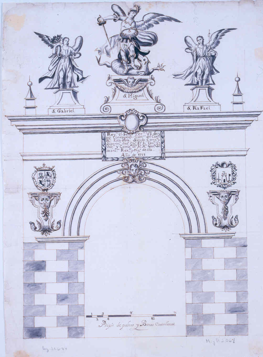 Arco o puerta coronada por los tres arcángeles (San Miguel, San Gabriel y San Rafael)